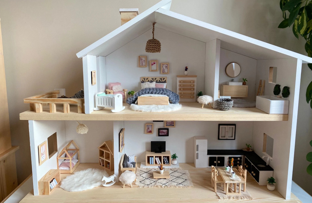 A Miniature World: The Art of Dolls House Furniture